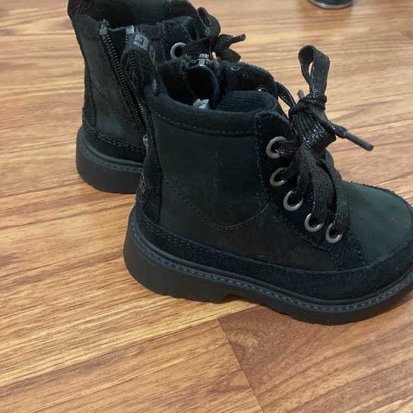 Toddler lace up Ugg boots - Picture 3 of 3